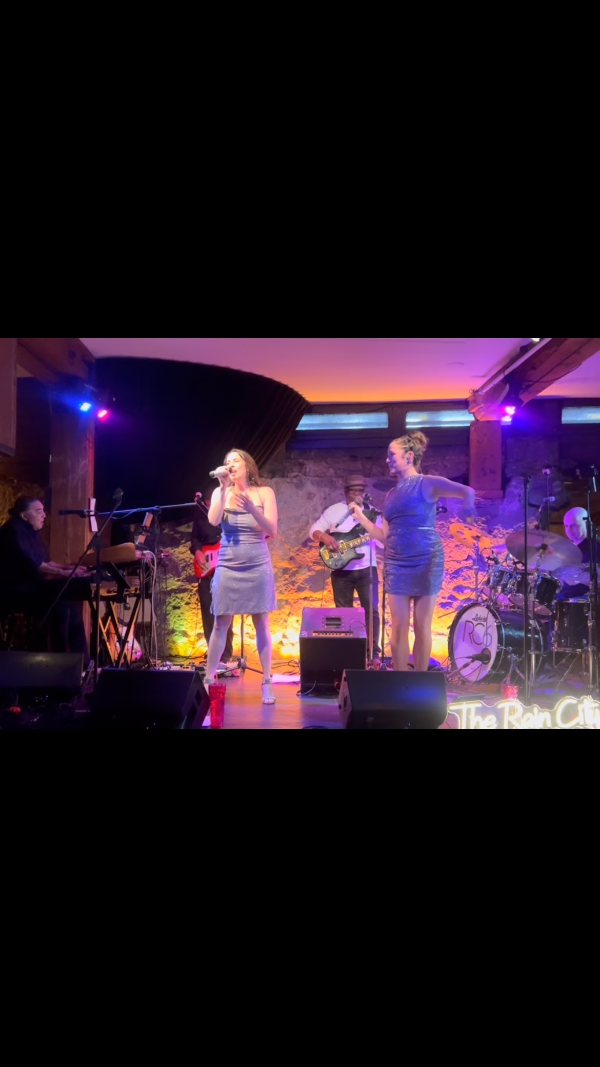 We debuted our very first ‘Millennial Mix’ show at Guilt and Co last night. What a fun night! Here’s a clip of Brian Mcknight’s ‘Back at One’ … we even had some slow dancers getting into it with us! 🎶❤️
@guiltandco
#millenials #backatone #brianmcknight #theraincity6 #vancouvermusicians
