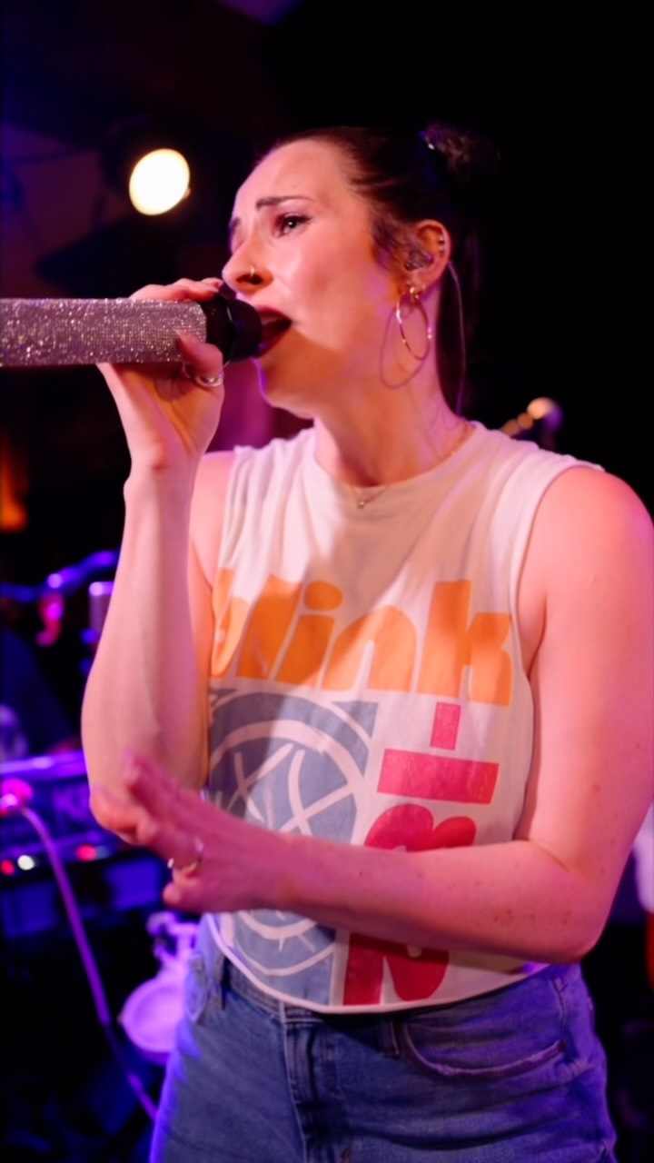 THE MILLENNIAL MIX

⚡️(My Lovin’) Never Gunna Get It 💖

🎥 @carlyreirson 
📍 @guiltandco 
🎵 @lauren.michelle.music 

#millennial #envogue #livemusicvancouver #danceband